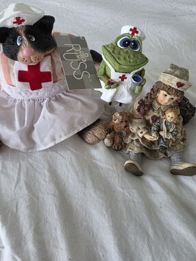 Boyds Bears, Russ Nurse Cat Plush & Frog Nurse Figurines